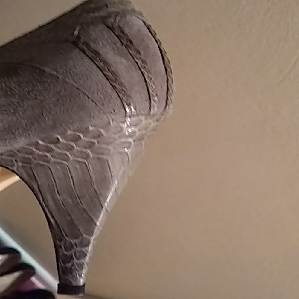 Shoes - Picture 6 of 8